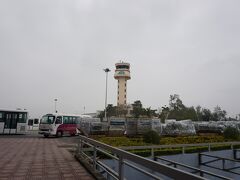 予定の12：55より早く、曇り空のハノイ空港に到着。
ハノイはダナンより北にあるので、長袖でちょうどいいくらい。

アンコール遺跡の旅行で乗り換えたハノイ空港。古そうな管制塔が懐かしい。
この管制塔、現役らしいです。