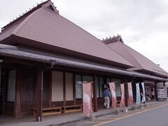 道の駅　うきは

午前９時半くらいだったのですが　駐車場にはかなりたくさんの車
地元の人がお野菜を買いに来ているようです

