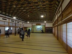 永平寺・傘松閣。222畳敷きの大広間の天井画を見学。