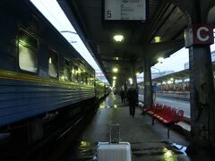 ほぼ定刻の６：１５頃（定刻の１０分遅れ）にブカレスト北駅に到着！
左端に写っている青い列車に一晩お世話になりました。
外は豪雨....(>_<)キシナウはあんなに快晴だったのに。
けど、雨なんかに負けてられません。
シナイアを目指すぞ〜♪
切符売場はどこだ？

シナイア編に続く....（これから作成します）
