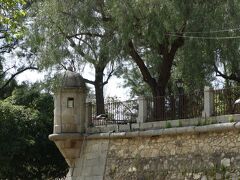 これにてこのツアーについている観光はすべて完了。
あとはリスボンに戻り明日の出発まで自由行動になります。
ボッチ飯はさみしいので添乗員さんをお誘いしたら「では、呑み助のＴさんご夫婦も誘ってみましょう！」ってことで話がまとまりました。
良かった～、最後の夜にスーパーのお惣菜じゃさみしいもんね。