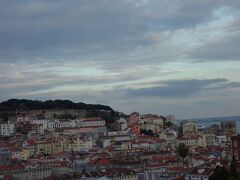 そしてケーブルカーに乗って着いた先はこちらの展望台。
アノ「消～臭～力～♪」の丘です。