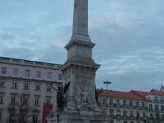 ここで、バスでサン・ジョルジェ城の方まで行ってみますというAさんご夫婦と別れ、私たちはレストラン探しへ。