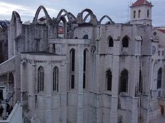 すぐ隣にはカルモ教会。
