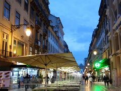 いい感じに暗くなってきましたね。
リスボン一の目抜き通りアウグスタ通りを歩いていれば、メニューを持った客引きが沢山いるので、レストラン選びには困らないと思います。
この客引きも全然しつこくないから大丈夫。