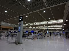 成田発キャセイパシフィックCX５０９で香港へ、

早朝の成田空港。