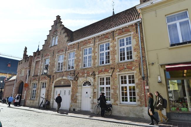 ブルージュの旧市街は運河の中です。<br />カトリーヌ門から入ったメインストリート、カトリーヌ通りです。<br />