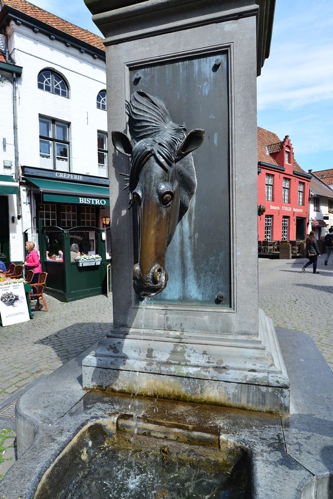 広場に馬の水飲み場があります。
