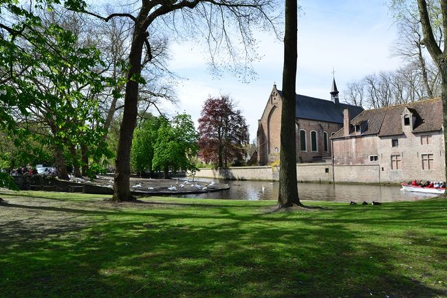 右手がベギン会修道院<br />左手奥は愛の湖です。