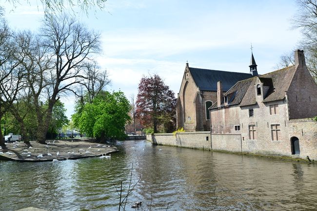 運河のそばまできました。<br />右手がベギン会修道院<br />左手は愛の湖です。