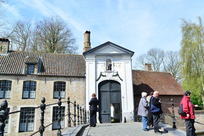 運河にかかるこの橋を渡るとベギン会修道院です。