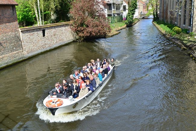 小さなボートに３０人ぐらい乗っています。