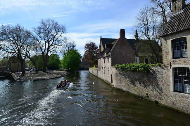 クルーズ船は愛の湖方面へ向かっています。
