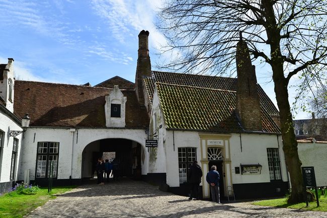 １２４５年にフランドル伯夫人により設立されました。<br />今はベギン会修道女でなく、ベネディクト派の修道女たちが暮らしています。