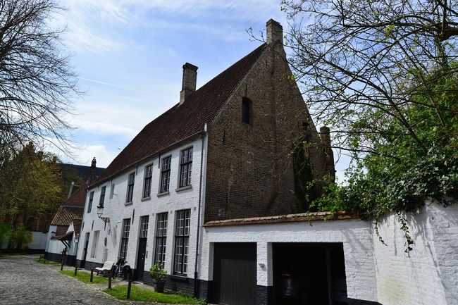 周囲を関連の建物が取り巻いています。