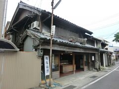 門前に昔からある古い菓子店がありました。
「酒井軒本舗」です。
ちょっと、覗いてみましょう。