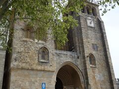 まずは大聖堂。
このツアーではホントは入る予定にはなっていないんですが、昨日リスボンでジェロニモス修道院の見学が終わっているので時間があるということで、急遽入場決定！
