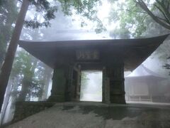 20番札所.鶴林寺.16:10-16:35

今から1218年前の延暦17年(798年)桓武天皇の勅願により弘法大師が開基しました。
阿波三難所の一つで標高570mの山腹にあります。