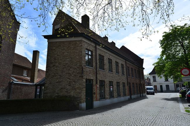 修道院の前を回り対岸へ