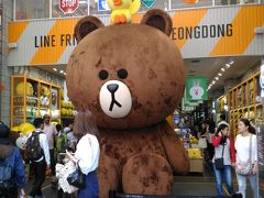 『LINE FRIENDS STORE フラッグシップ明洞店』へ。
さっそく、巨大ブラウンとサリーがお出迎え。
ここは、並べば、ブラウンと写真が撮れる！