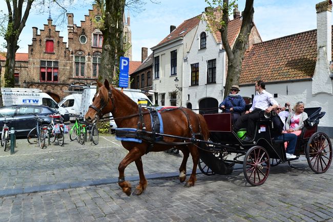 ブルージュは中世のままの光景を残す街です。