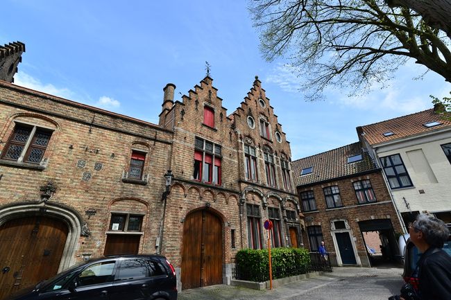 昼食後、中世の街並みの狭い路地を歩きます。