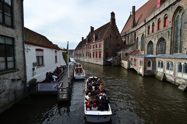 橋の上から左手ボート乗り場です。
