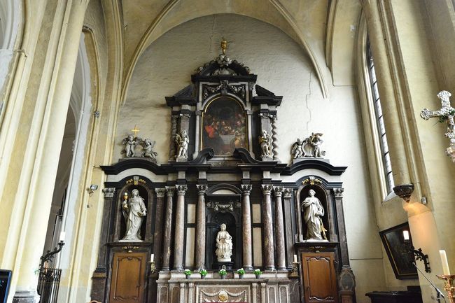 主祭壇<br />下の中央がミケランジェロ作の聖母子像だそうです。<br />小さくてわかりにくい、あまり有名でもないみたいです。<br />