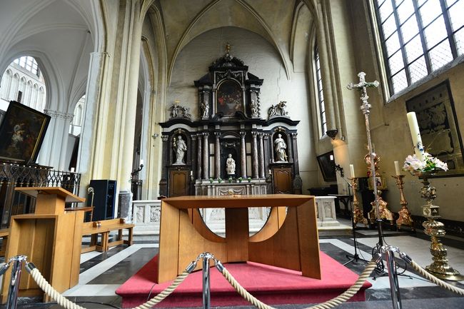 厳かな主祭壇です。