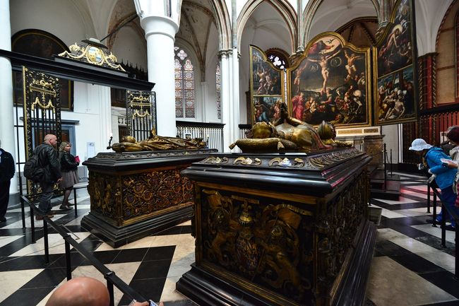 ブルゴーニュー公国のシャルル突進公と娘のマリーの霊廟があります。