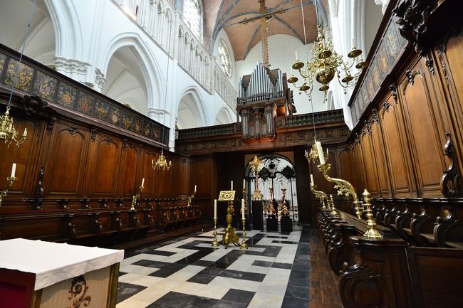 主祭壇に続くパイプオルガンも必見です。