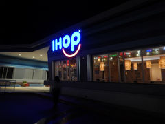 初日の晩は「アイホップ」
http://www.ihop.com/

昔は日本にも支店があったファミリーレストランなのですが、撤退してしまいました・・・
