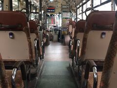 さて1日目。京都駅で大原行きのバス乗車。

バスターミナルは観光客で
溢れ返っていましたが
このバスはガラガラ。
ちょっと古びた感じのバス、ここから約1時間。

市街地を北上し、祇園四条からは
鴨川沿いを走っていきます。