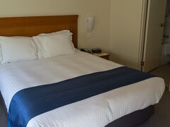 ホテルに着いたら朝荷物を預かって貰ったレセプションの人に部屋の準備が出来ていると言われて一安心。

預けた荷物も既に部屋に運ばれています。優秀だ。
ベッドはホリデイ・イン標準と言った感じで清潔だし寝心地も割と良いです。
WiFiも無料で速度も問題ありません。
オーストラリアのホテルはネットが別料金のケチなホテルが多いので地味に困りますが、このホテルは問題ありませんでした。