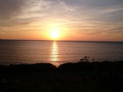 角島灯台公園で、沈む夕日を見ます。
もう沈む直前・・・

ちょうどこの時、近くでギターを弾きながら歌ってる方がいらっしゃいましたが、
声が素敵だったので、感動倍増でした。