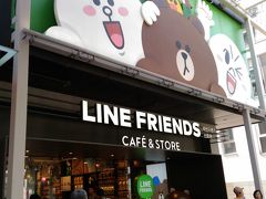 新沙駅バス停でバスを降りて、５分程度歩くと、line friends store フラッグシップ　カロスキル店。
カロスキルは通りの名前。