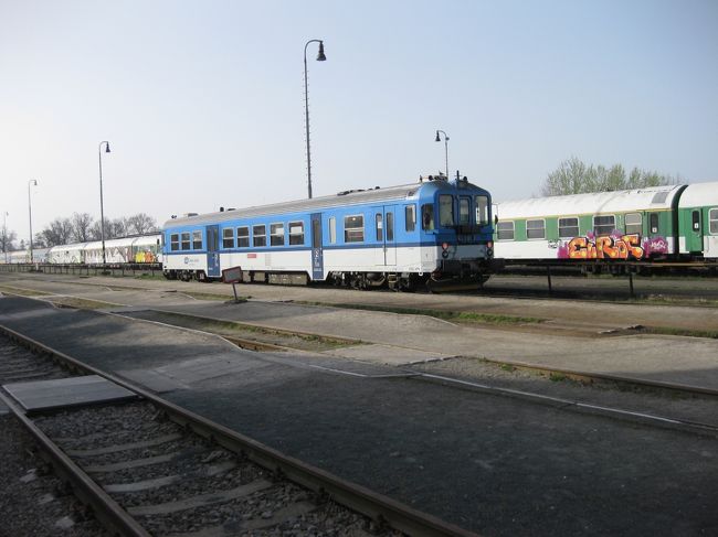 ミクロフ9：01→9：25 Breclav（ブジェツラフ）<br />Breclav 9：56→11：28 Wiener Neustadt Hbf（オーストリア）<br />Wiener Neustadt Hbf 11：37 →12：17ショプロン<br />切符はオンラインで買えなかったのでプラハ駅で購入した。<br /><br />写真はミクロフ〜ブジェツラフの列車、そこからノイシュタットまでは快適なレイルジェット、そしてショプロンまでは一両だけの超ローカル列車。<br />ショプロン駅で翌日のブタペストまでの切符を買う、カードが使えました。