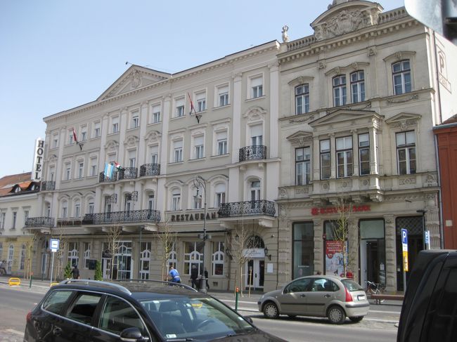 本日の宿　パンノニア ホテル　Pannonia Hotel。<br />1893年に建てられた老舗ホテル。<br /><br />ホテル斜め向かいの WESTERN UNION で残ったチェココルナをハンガリーFT に両替する。