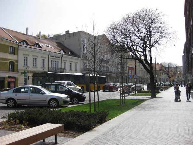 ホテル前の通りVarkerulet の様子。<br />歩道が広く、低層の建物が続く街並みは落ち着きます。