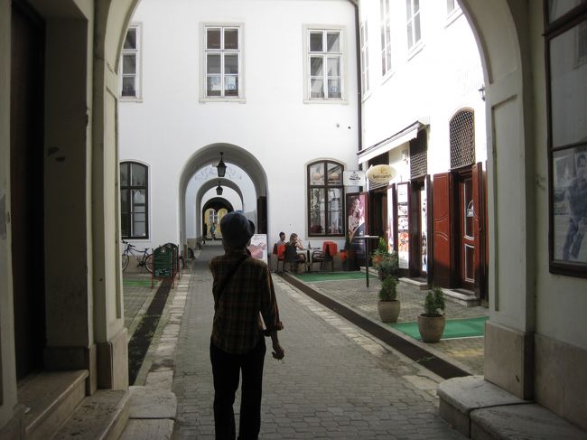 ホテル前から少し進んだところにレンケの抜け道があった。