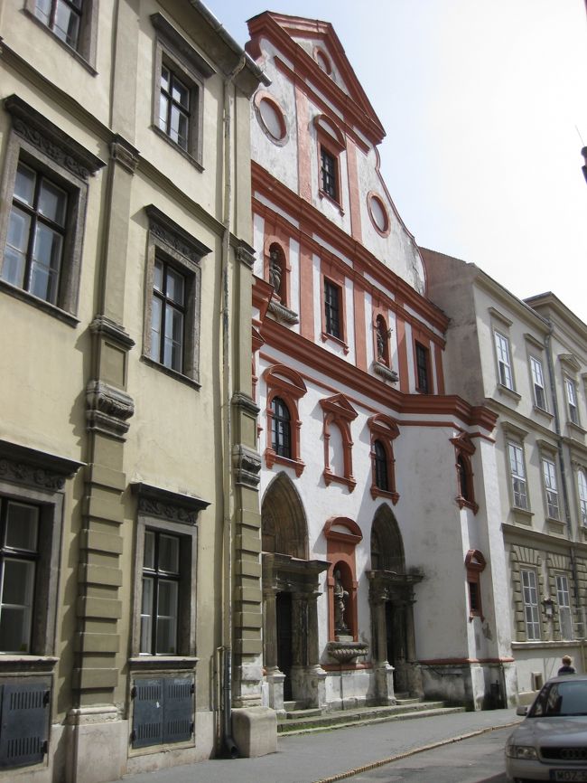 抜けてきた通りは Szent Gyorgy 通り。<br />通りの名前にもなっているセント・ジョルジ教会。<br />