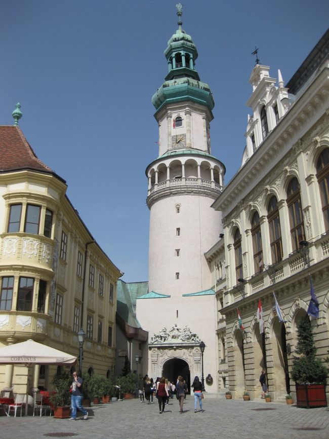 Szent Gyorgy 通りを進むと中央広場に出た。<br />火の見塔と右に市庁舎、左がシュトルノの家。