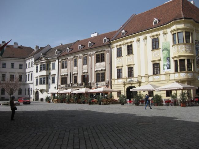 広場北に14世紀に建てられた三軒の家が並ぶ。<br />右からシュトルノの家、ラックネルの家、ファブリツィウシュの家。<br />