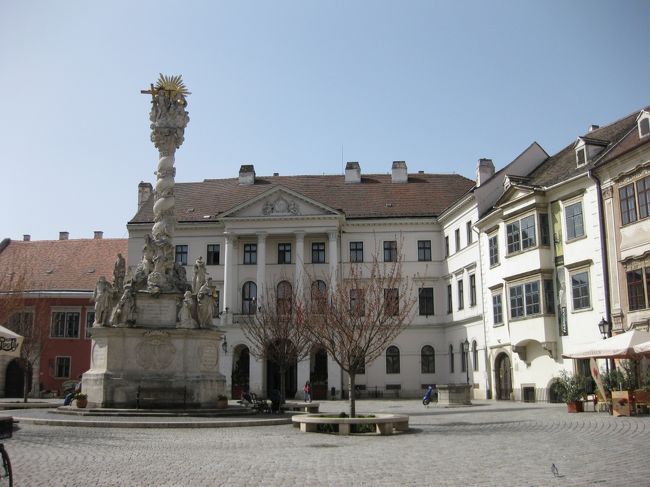 広場中央に三位一体像。