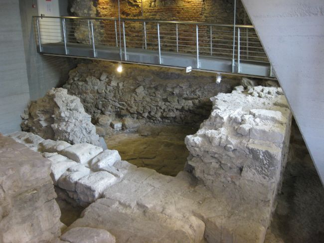 まず火の見塔を見学します。<br />中世にローマ遺跡の上に建てられた（その後火災で焼失、再建された）ので入口を入るとすぐ遺構が見られる。