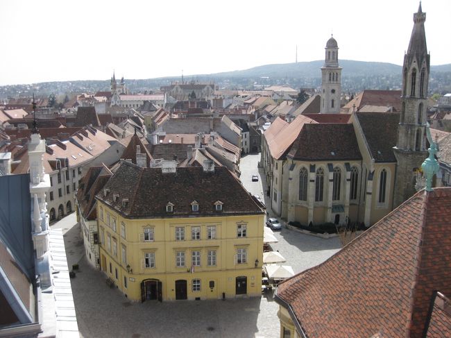 火の見塔の展望台からの眺め。<br />広場南のやぎ教会。