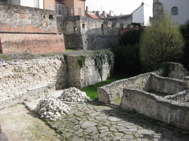 火の見塔見学を終え、北側にあるローマ時代の遺構を見る。