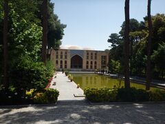 「チェヘル・ソトゥーン庭園博物館」
イランの入場料は外国人価格で150,000〜200,000ﾘｱﾙ（約4.4〜5.9ﾄﾞﾙ）と結構お高いので、ここは外から見るのみ(^^ゞ