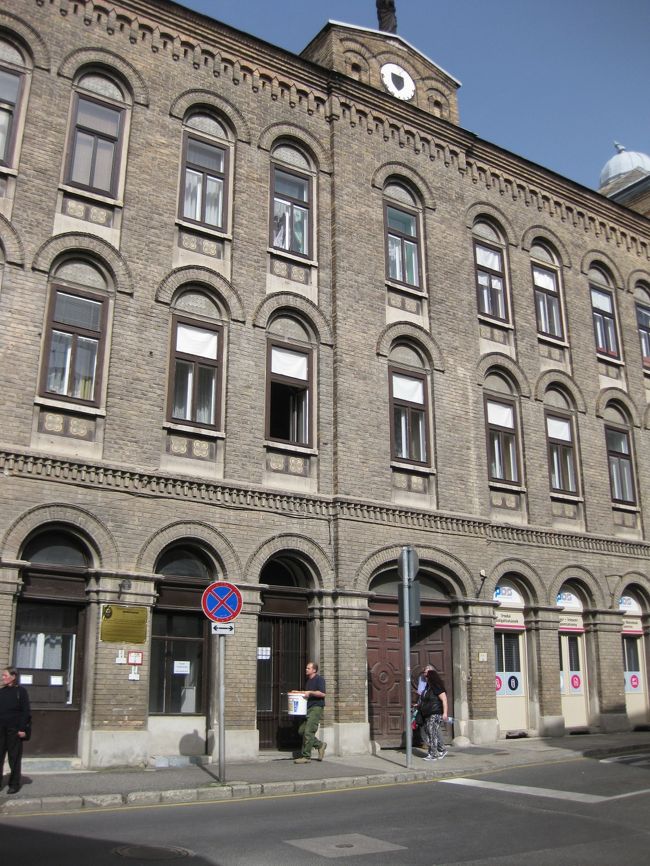 Ikuvahid 通りに入ってすぐ正面にある由緒ありそうな立派な建物。