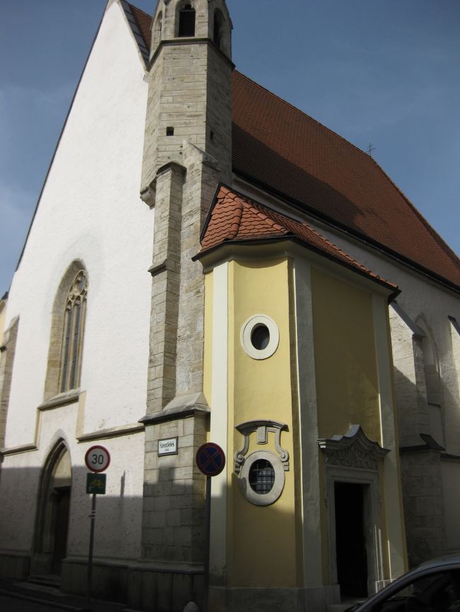 道を挟んで左に聖霊教会がある。<br />こぢんまりとしたかわいらしい教会です。<br />